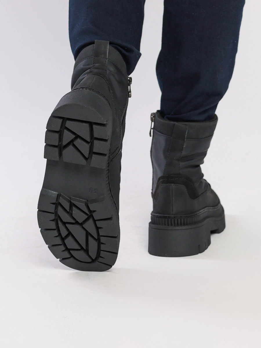 Ботинки черного цвета с рельефным протектором